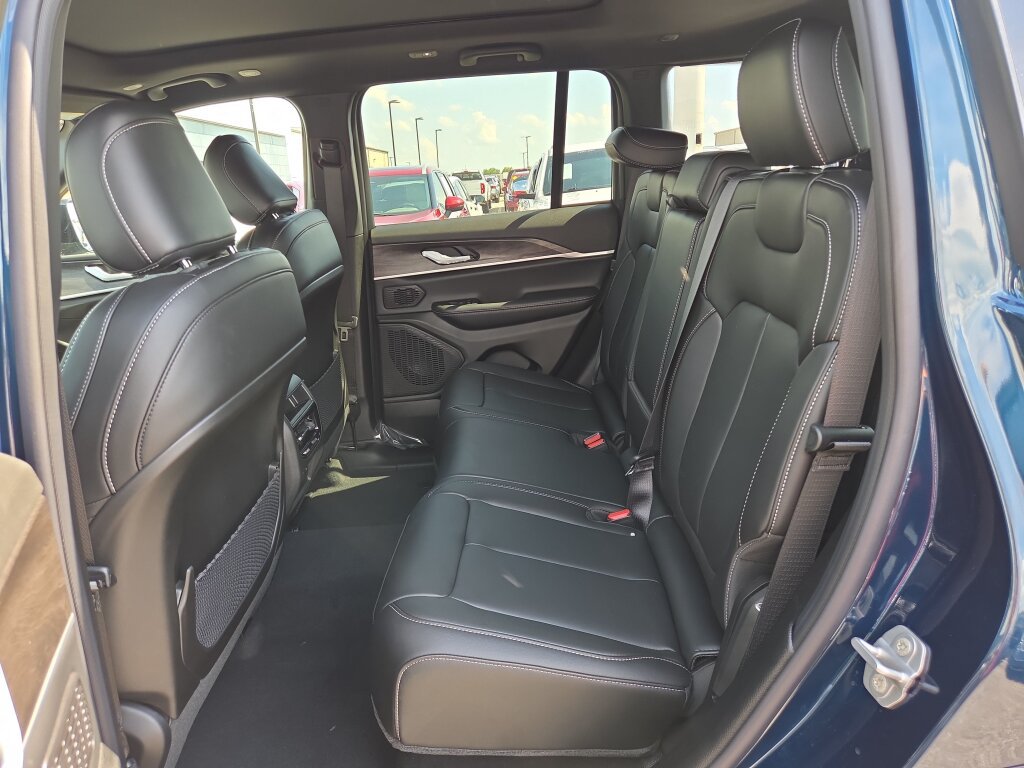 New 2026 Jeep Grand Cherokee Limited w/ Limited Altitude Package AWD/4WD image 7