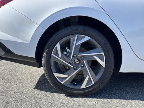 Used 2025 Hyundai Elantra SEL FWD image 17