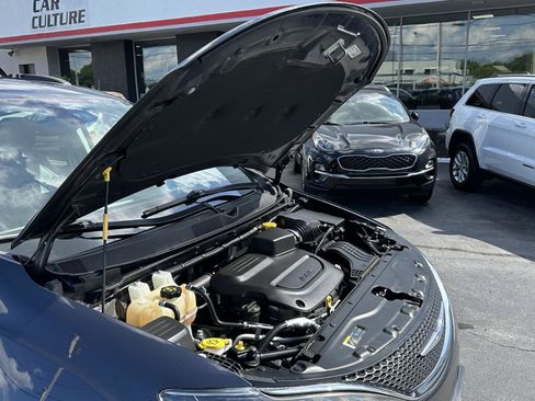 Used 2019 Chrysler Pacifica Touring-L FWD image 20