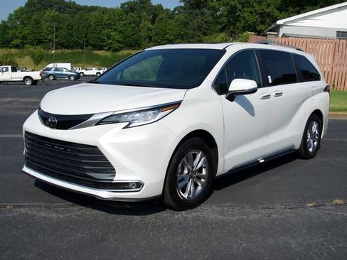 Used 2026 Toyota Sienna Limited AWD/4WD image 3