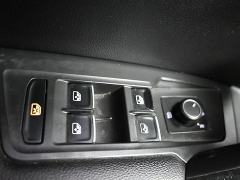 Used 2020 Volkswagen Tiguan SE FWD image 28