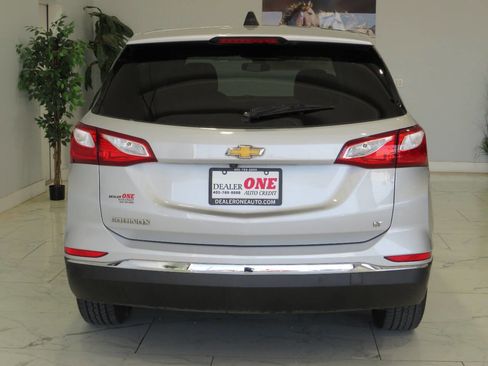 Used 2021 Chevrolet Equinox LT w/ Driver Convenience Package image 4