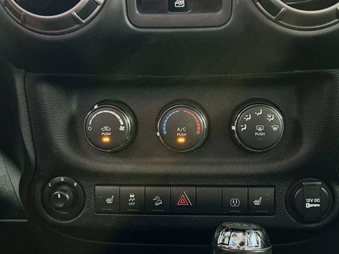 Used 2018 Jeep Wrangler Unlimited Sahara AWD/4WD image 17