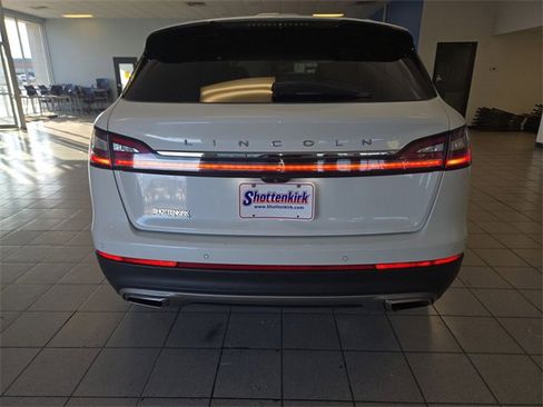 Used 2022 Lincoln Nautilus FWD w/ Premium Package image 7