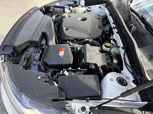 Used 2019 Volvo XC40 T4 R-Design image 37