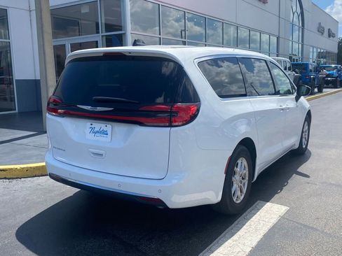 Used 2025 Chrysler Pacifica Select FWD image 9