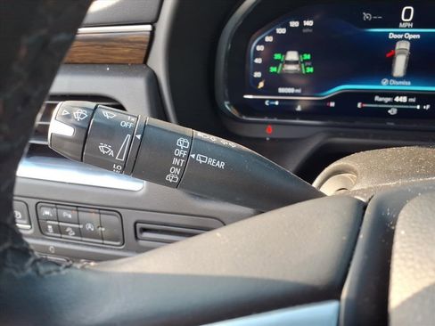 Used 2024 Chevrolet Suburban Premier image 18