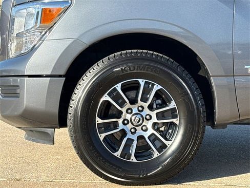 Used 2022 Nissan Titan SV image 6