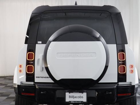 Used 2025 Land Rover Defender 110 X-Dynamic SE image 16