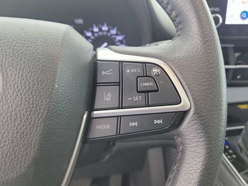 Used 2025 Toyota Sienna XLE FWD image 26