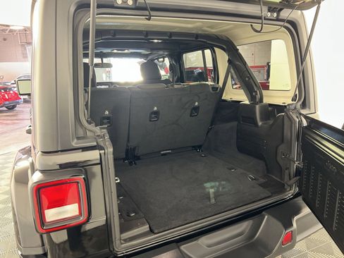 Used 2019 Jeep Wrangler Unlimited Sahara image 26