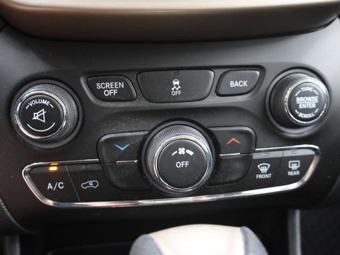 Used 2016 Jeep Cherokee Latitude w/ Cold Weather Group AWD/4WD image 41