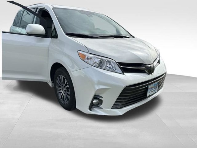 Used 2019 Toyota Sienna XLE w/ XLE Navigation Package FWD image 9