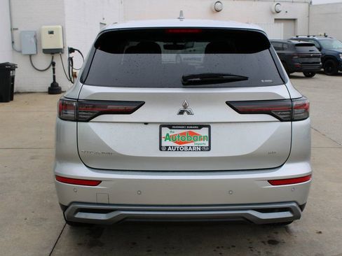 Used 2025 Mitsubishi Outlander SE image 5