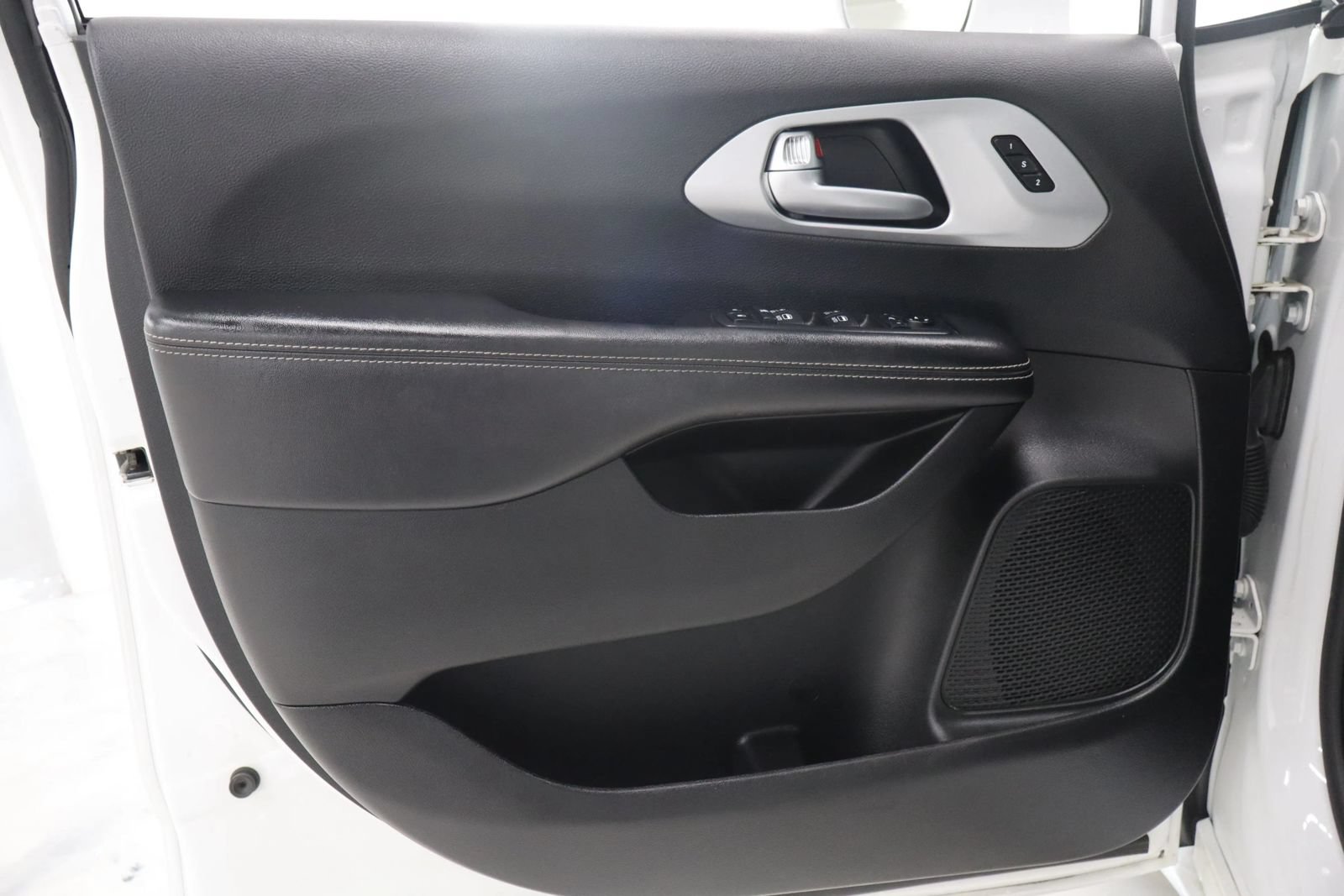 Used 2018 Chrysler Pacifica Limited w/ S Appearance Package FWD image 15