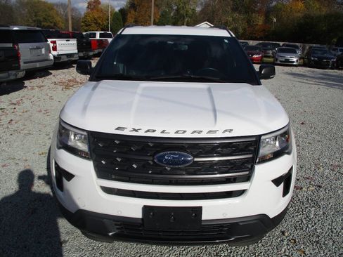 Used 2018 Ford Explorer XLT w/ Equipment Group 202A image 8
