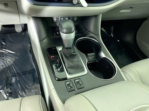 Used 2017 Toyota Highlander XLE image 18