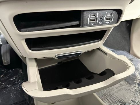 Used 2024 Chrysler Pacifica Touring-L image 9