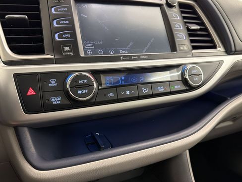 Used 2019 Toyota Highlander Limited Platinum FWD image 36