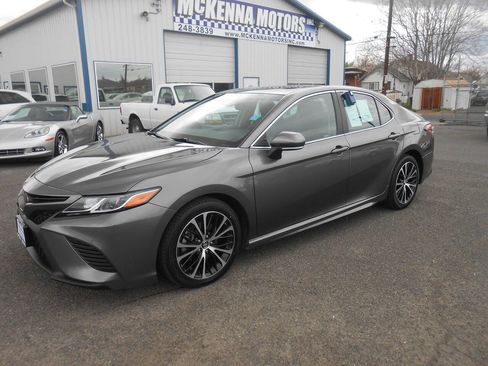 Used 2018 Toyota Camry SE w/ Moonroof Package image 6