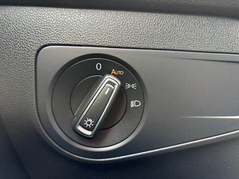 Used 2022 Volkswagen Tiguan SE image 35