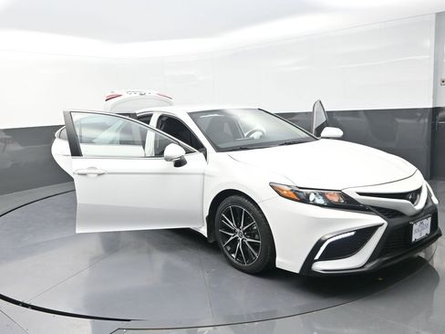 Used 2022 Toyota Camry SE image 29