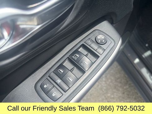 Used 2019 Jeep Cherokee Latitude Plus w/ Cold Weather Group AWD/4WD image 12