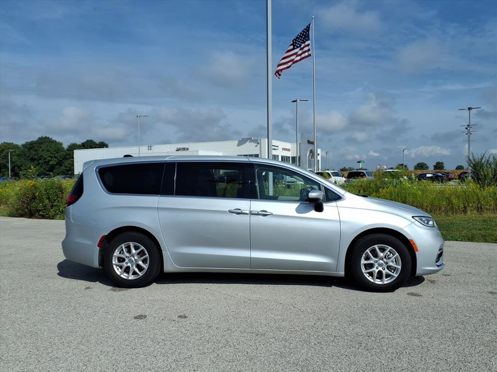 Used 2023 Chrysler Pacifica Touring-L FWD image 2