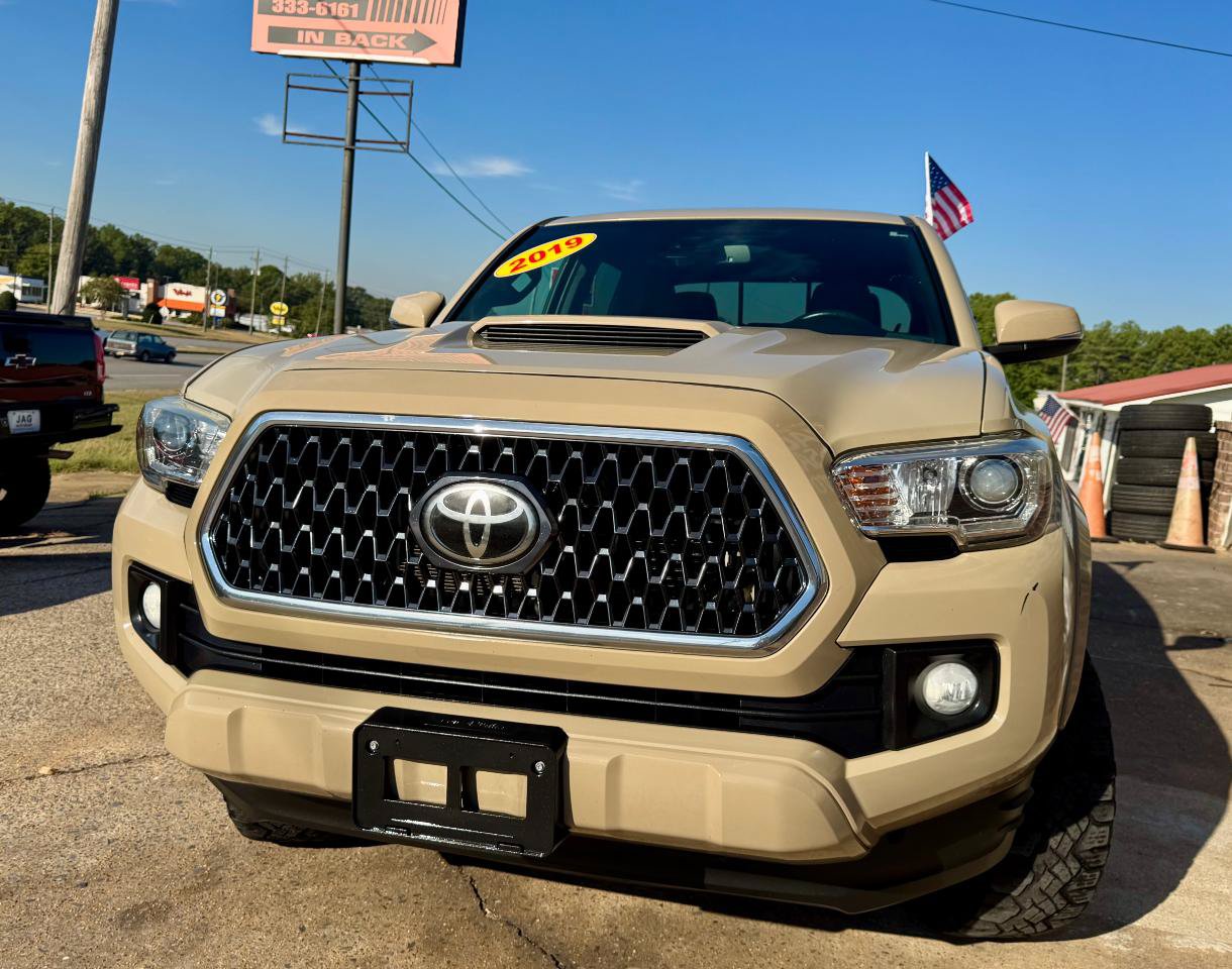 Used 2019 Toyota Tacoma TRD Sport AWD/4WD image 5