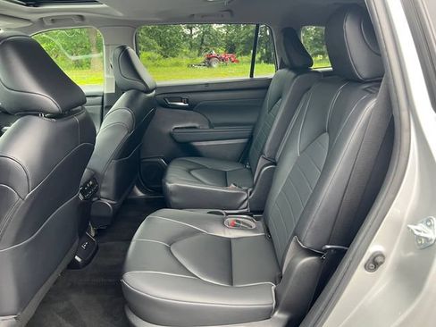 Used 2023 Toyota Highlander XLE AWD/4WD image 5