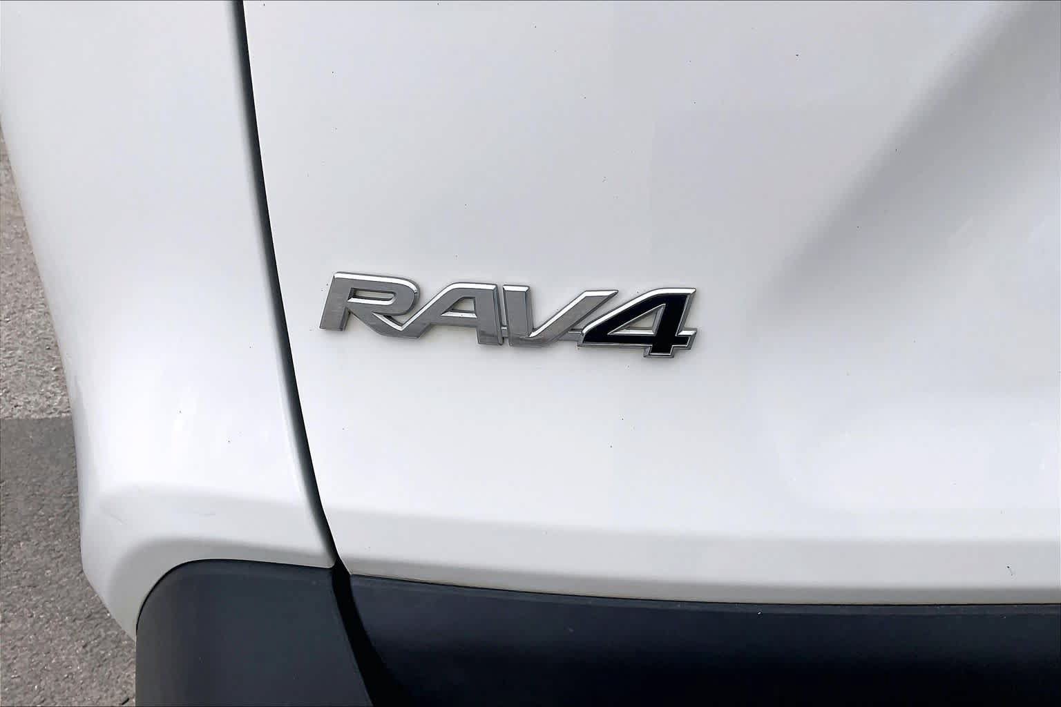Used 2020 Toyota RAV4 XLE w/ Convenience Package FWD image 10