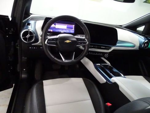 Used 2025 Chevrolet Equinox EV LT FWD image 5