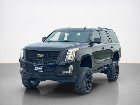 Used 2018 Cadillac Escalade Premium Luxury RWD image 3