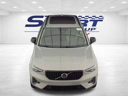 Used 2025 Volvo XC40 B5 Plus image 2