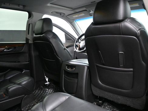 Used 2019 Cadillac Escalade ESV Luxury AWD/4WD image 17