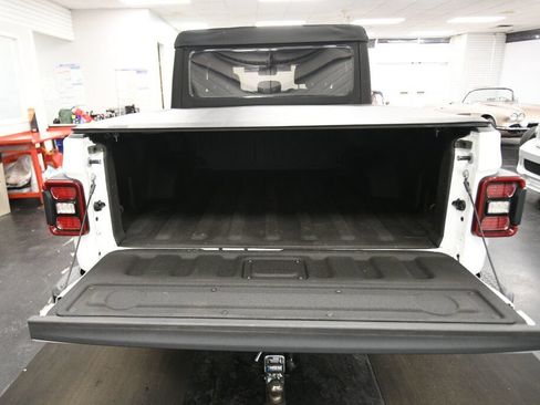 Used 2024 Jeep Gladiator Mojave w/ Technology Group AWD/4WD image 23