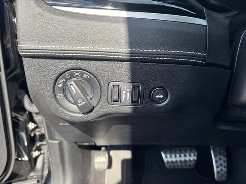 Used 2023 Chrysler 300 C image 34