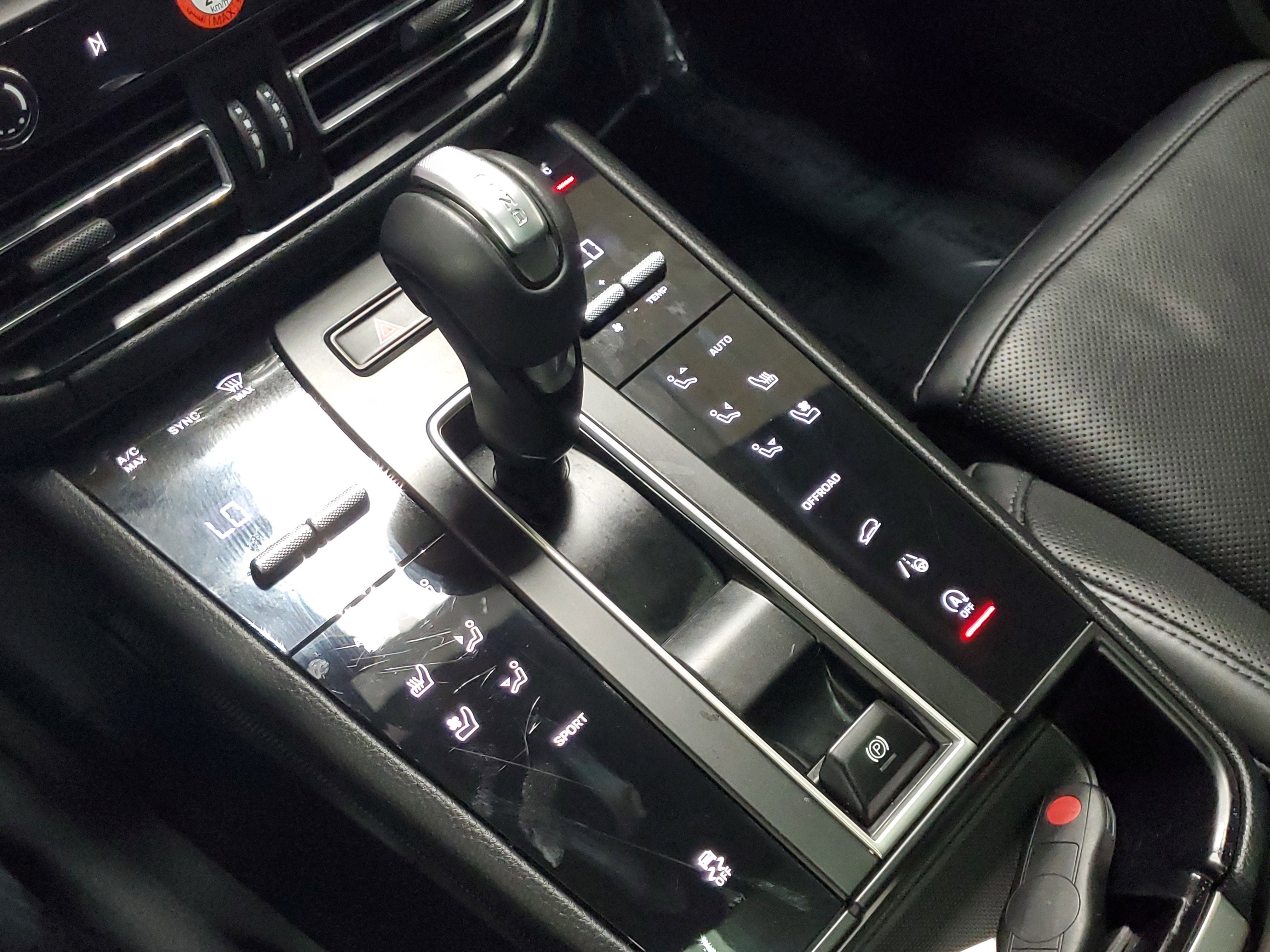 Used 2025 Porsche Macan AWD/4WD image 37