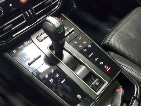 Used 2025 Porsche Macan AWD/4WD image 37