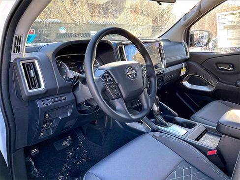 Used 2025 Nissan Frontier SV image 14
