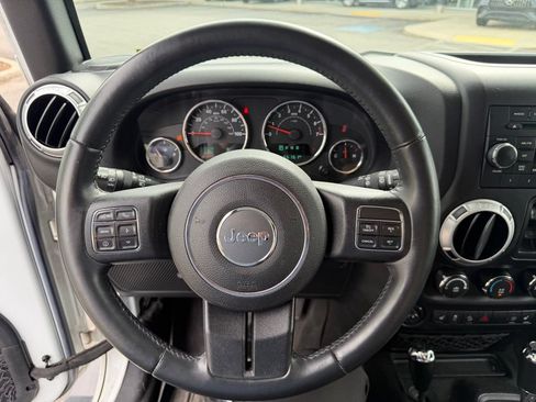 Used 2015 Jeep Wrangler Unlimited Sahara w/ Connectivity Group AWD/4WD image 14