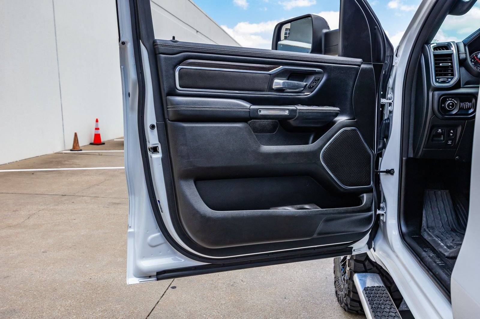 Used 2025 RAM 1500 Laramie AWD/4WD image 37