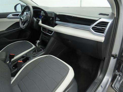 Certified 2025 Volkswagen Taos SE w/ Panoramic Sunroof Package image 15