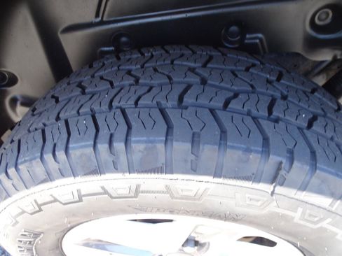 Used 2018 Jeep Wrangler Unlimited Sahara image 8