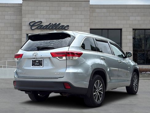 Used 2018 Toyota Highlander XLE AWD/4WD image 3