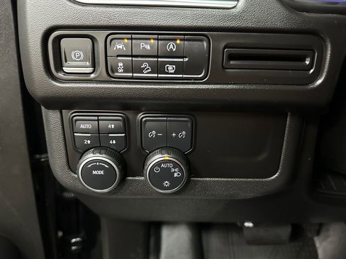 Used 2023 Chevrolet Suburban Z71 w/ Luxury Package AWD/4WD image 35