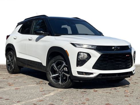 Used 2023 Chevrolet TrailBlazer RS w/ Sun and Liftgate Package image 2