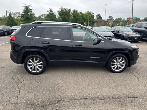 Used 2017 Jeep Cherokee Limited w/ Luxury Group FWD image 10