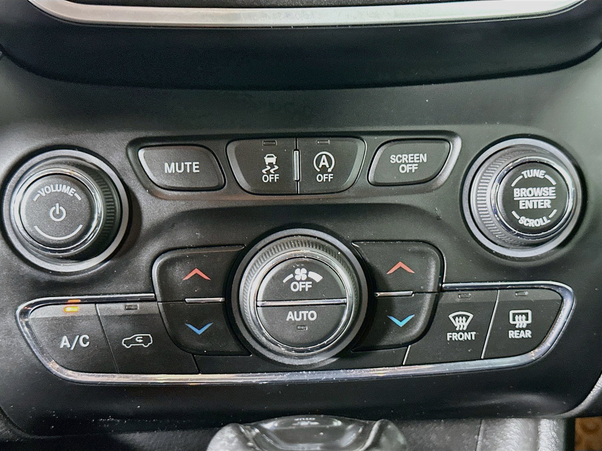 Used 2019 Jeep Cherokee Trailhawk AWD/4WD image 23