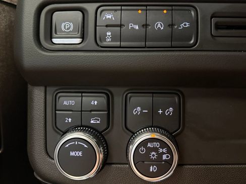 Used 2021 GMC Yukon SLT w/ SLT Luxury Package AWD/4WD image 13